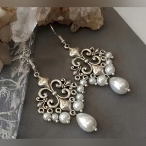 ♥️G Individually $10 Or Bundle 5/$20 Elegant Silver and Pearl Drop Earrings